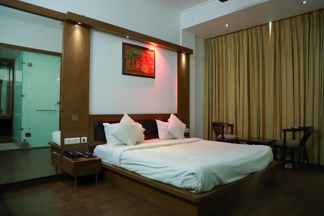 Hotel Parth Inn 加济阿巴德 外观 照片