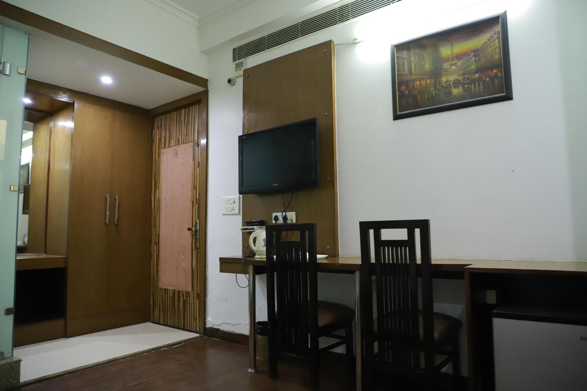Hotel Parth Inn 加济阿巴德 外观 照片